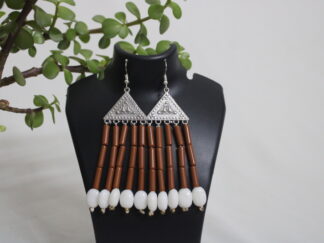 Minimalistic bulky earring with triangle shape, brown pipes and white beads | five strings