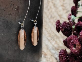 Unique earring with kidney-shaped hook and beige beads