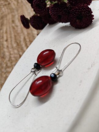 Kidney-shaped hook with beautiful cherry-coloured beads and small black beads