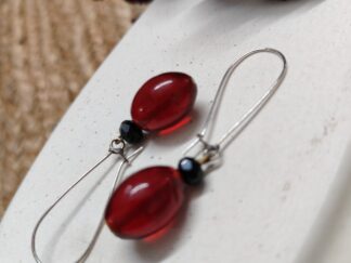 Kidney-shaped hook with beautiful cherry-coloured beads and small black beads